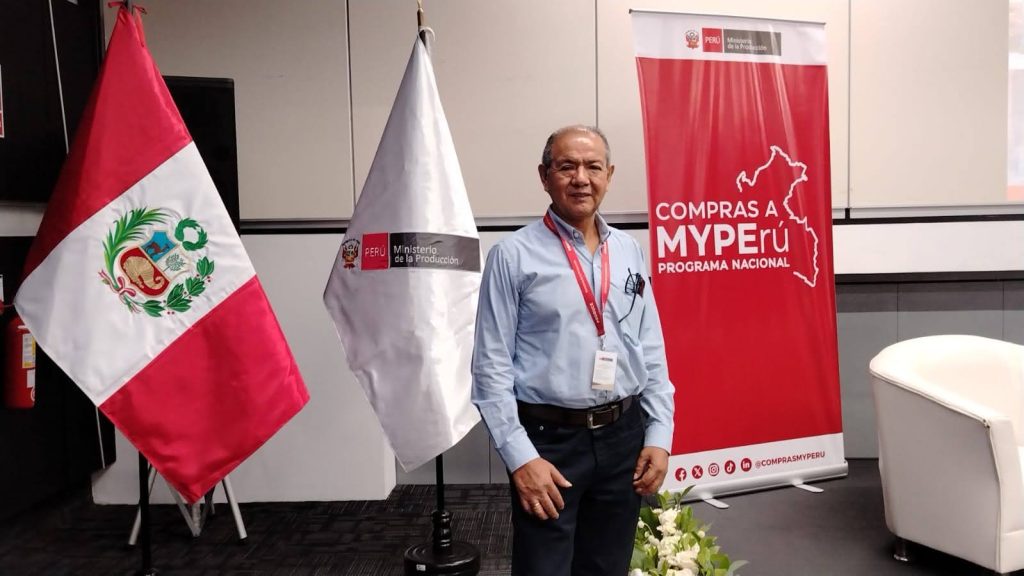 Gerente General de Uniformes Vesti participando como panelista en evento Certus MYPE Perú