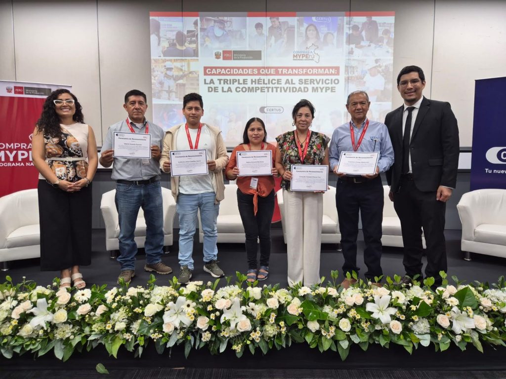 Uniformes Vesti recibiendo diploma en evento Certus MYPE Perú